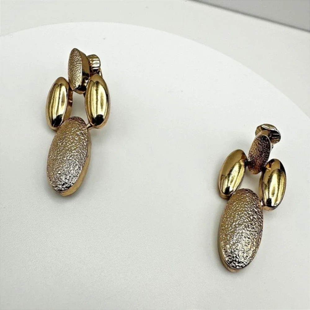 Vintage 80s 90s Gold Tone Textured Oval Drop Clip On Earrings‎ Fashion Jewelry